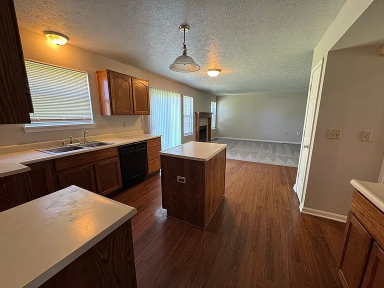 5538 N Meadow Dr — Photo 8