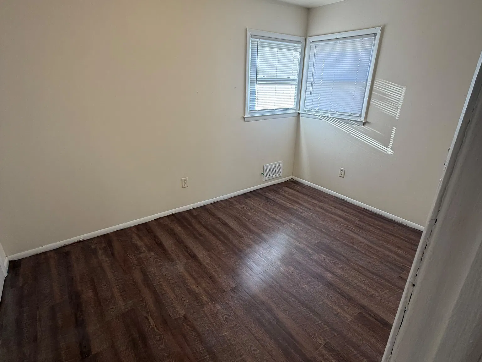 3 bed, 1000 sqft, $1,350 — Photo 1
