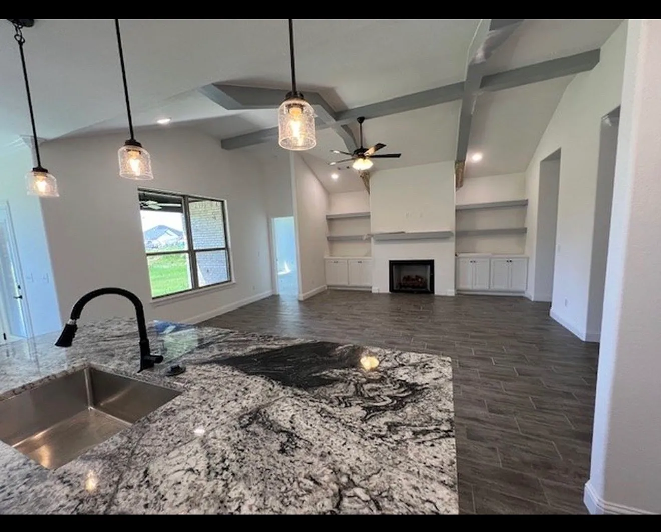 4 bed, 2.5 bath, 1900 sqft, $2,000 — Photo 2