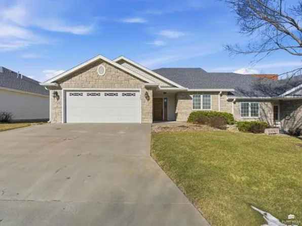 322 Simmer Dr, Wamego, KS 66547