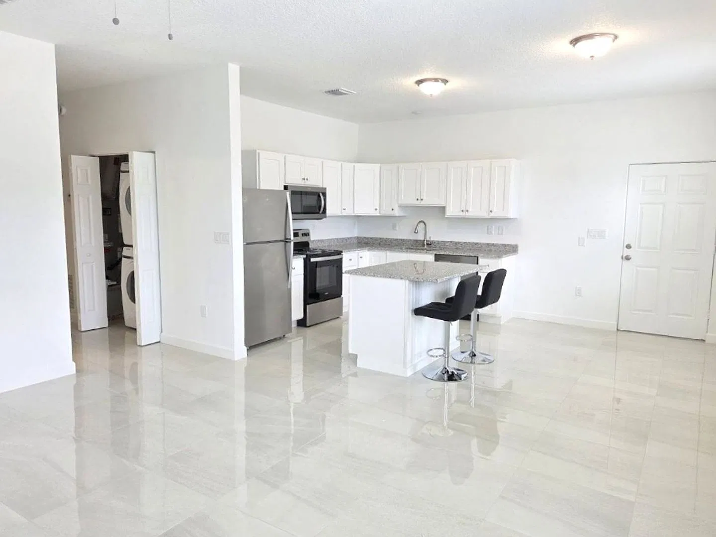 Beautiful Condo in Walkable Downtown Location — Photo 4