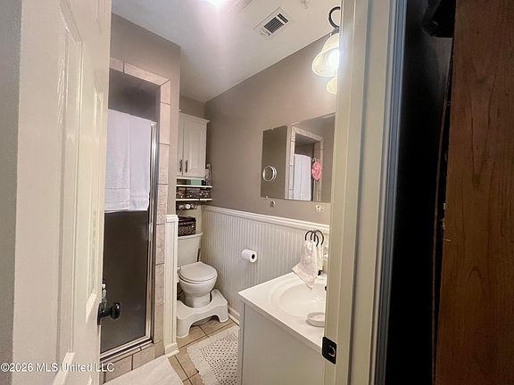 2nd image of 213 Georgia St