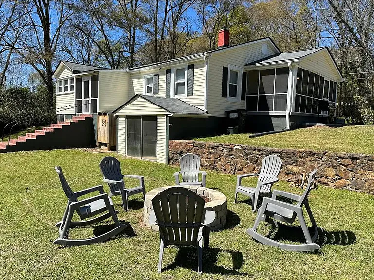 483 Seavy St — Photo 4