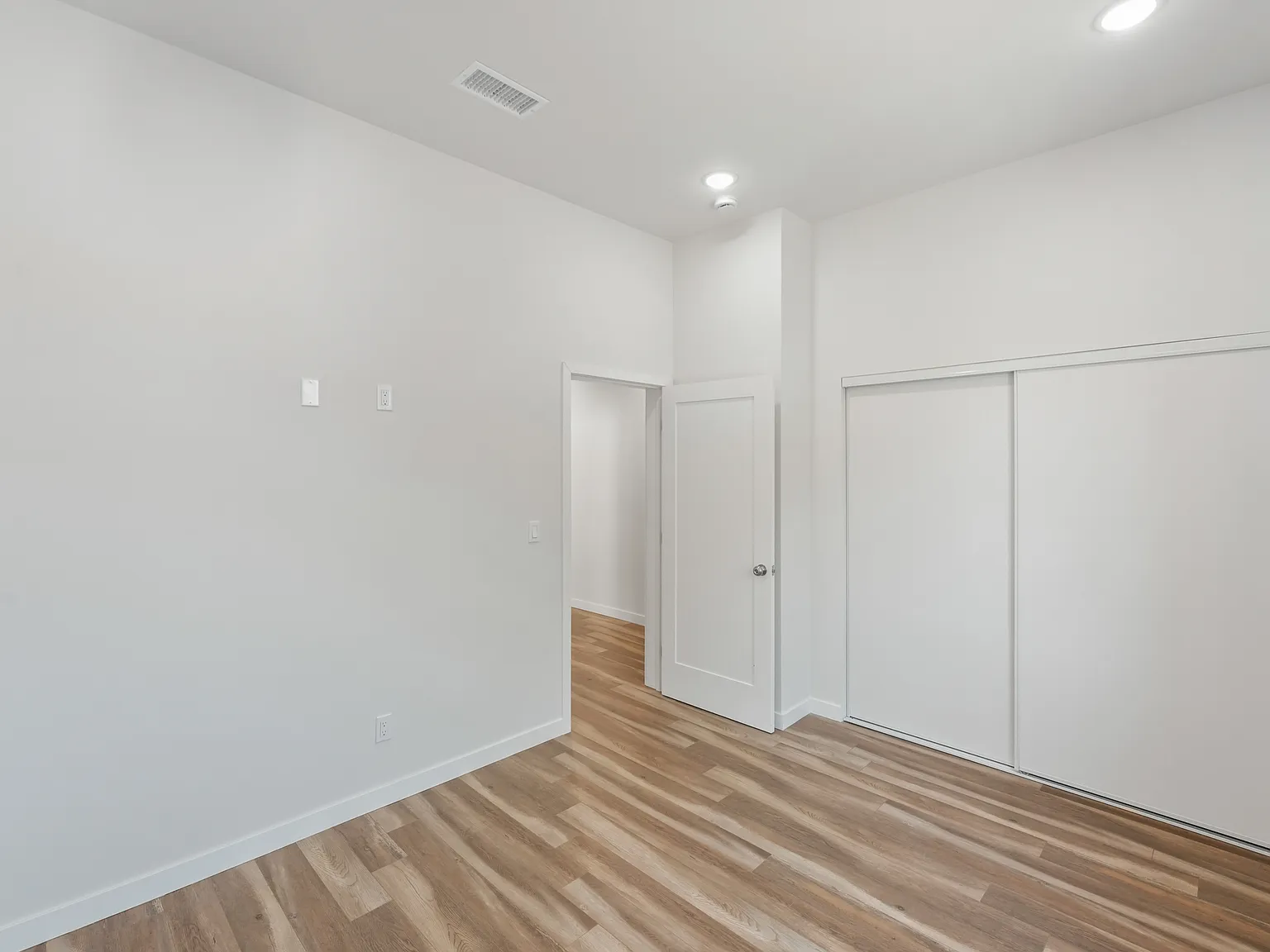 3 bed, 1360 sqft, $3,950 — Photo 3