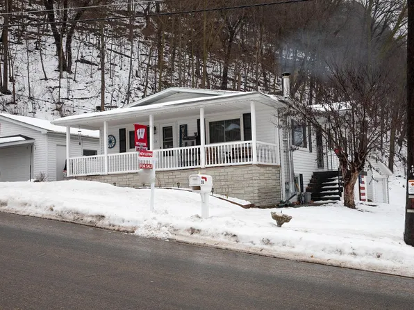 518 Mulberry Dr, Cassville, WI 53806