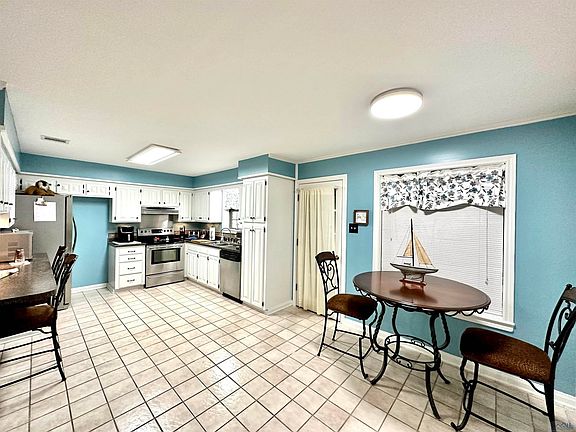 3rd image of 320 Gaidry Dr