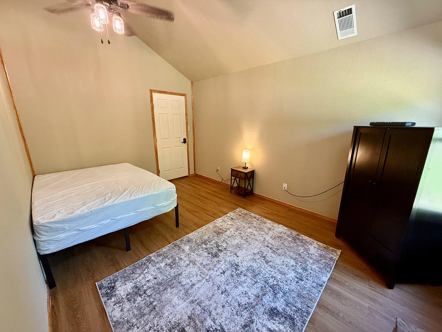 4 bed, 2.0 bath, 1433 sqft, $706 — Photo 2