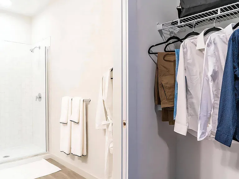 En Suite Bath Blends Style, Functionality, and Comfort