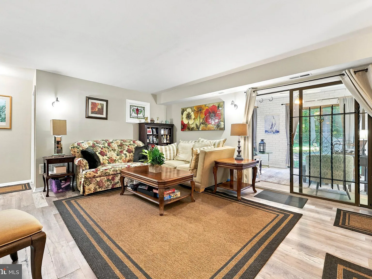 2 bed, 1.0 bath, 1171 sqft, $2,400 — Photo 4