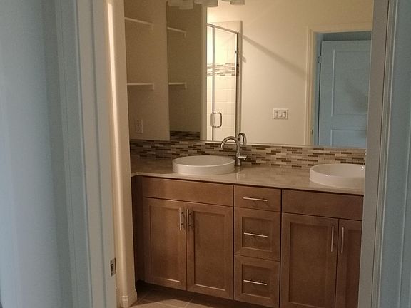 4th image of 851 E Clementine St