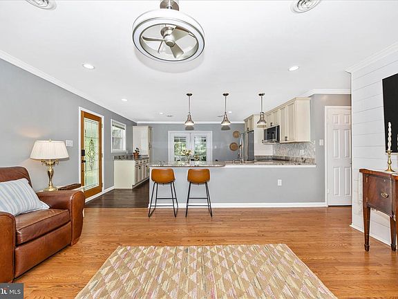 5th image of 8914 Gloria Ave