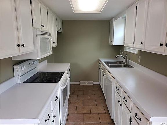 4th image of 5240 Shawnee Blvd