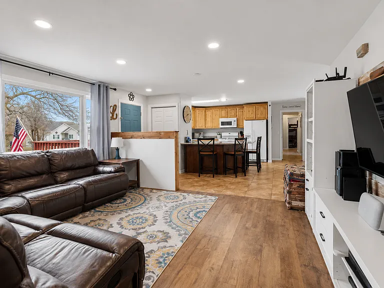 722 Lambrecht Ln — Photo 4