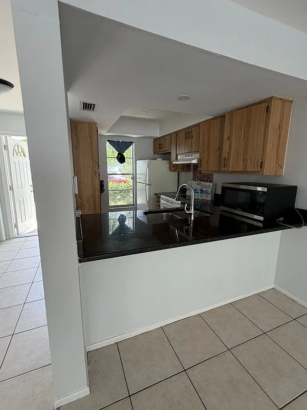 2 bed, 1.5 bath, 795 sqft, $1,650 — Photo 1