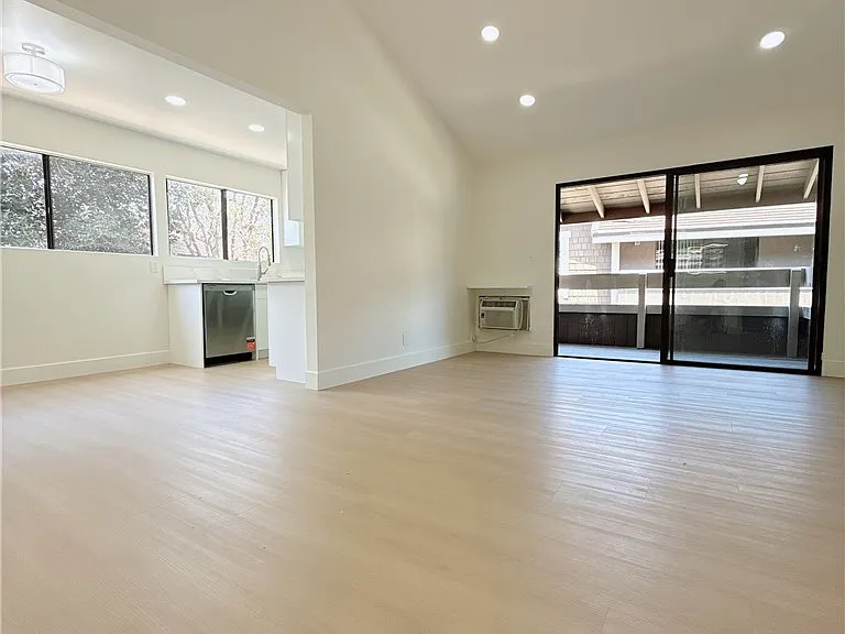 256 Streamwood — Photo 14