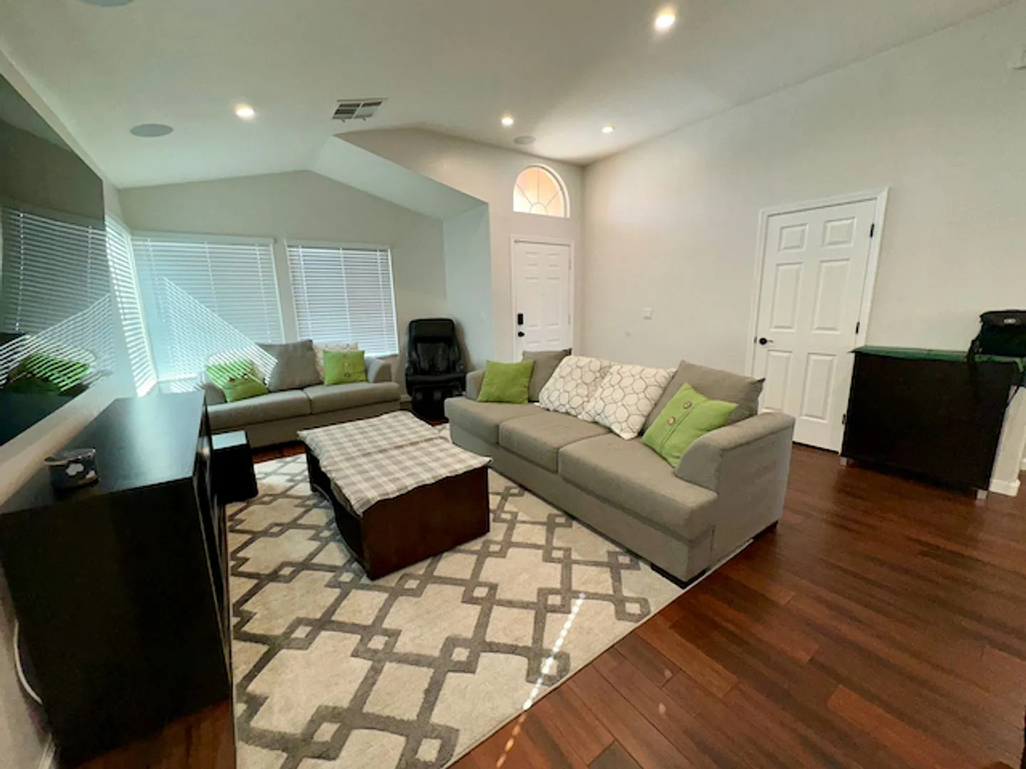 Beautiful, renovated 3-bedroom home. — Photo 3