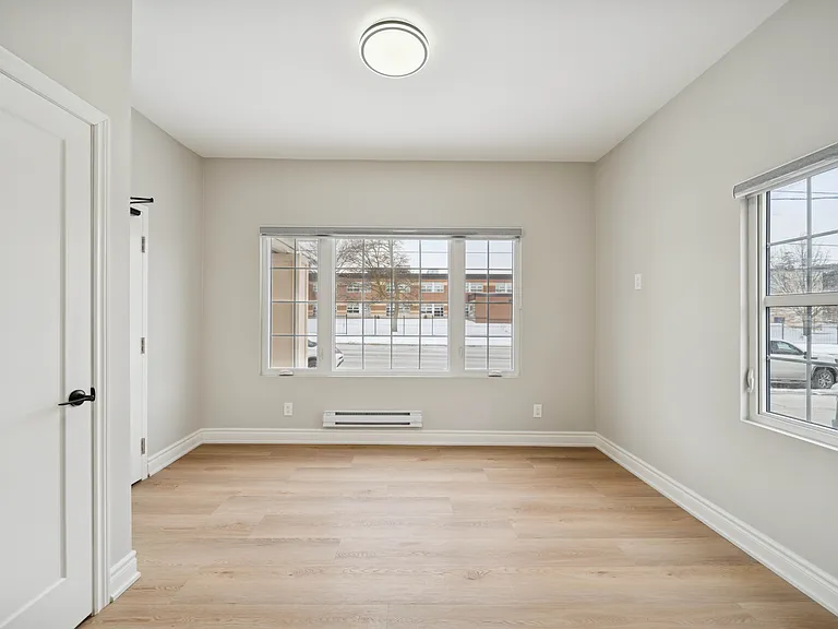 251 Simcoe St S #103 — Photo 5