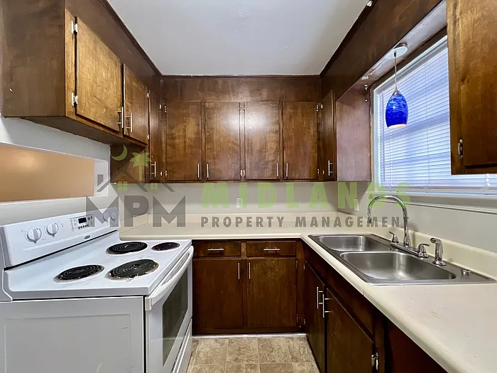 1930 Greenoaks Rd #A — Photo 13