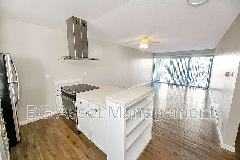 1st image of 944 Fletcher Ln Unit 16