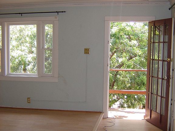 2nd image of 3943 De Longpre Ave