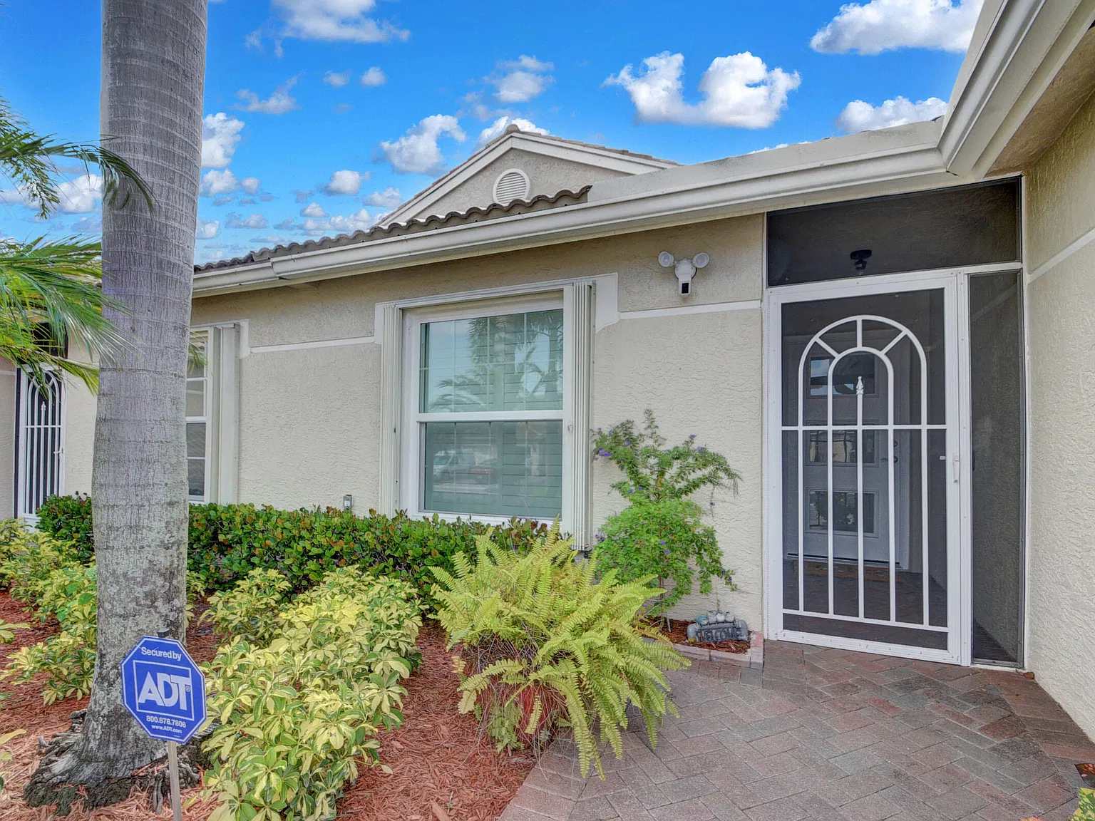 3 bed, 2.0 bath, 1426 sqft, $3,750 — Photo 3