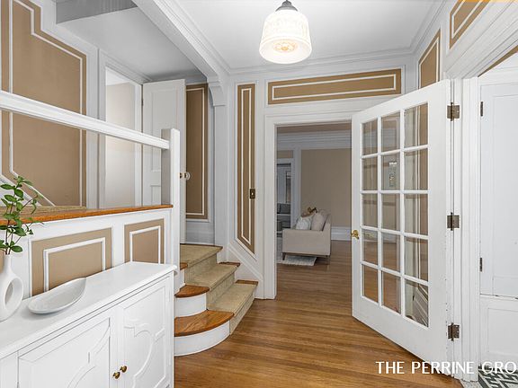 5th image of 555 Rosewood Ave SE