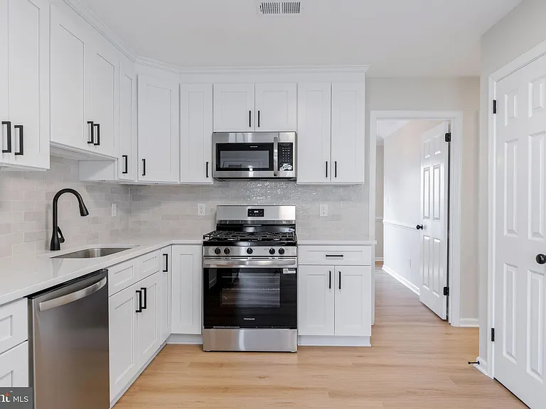 561 Tiffany Ct — Photo 11