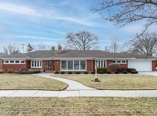 991 S Renaud Rd, Grosse Pointe Woods, MI 48236