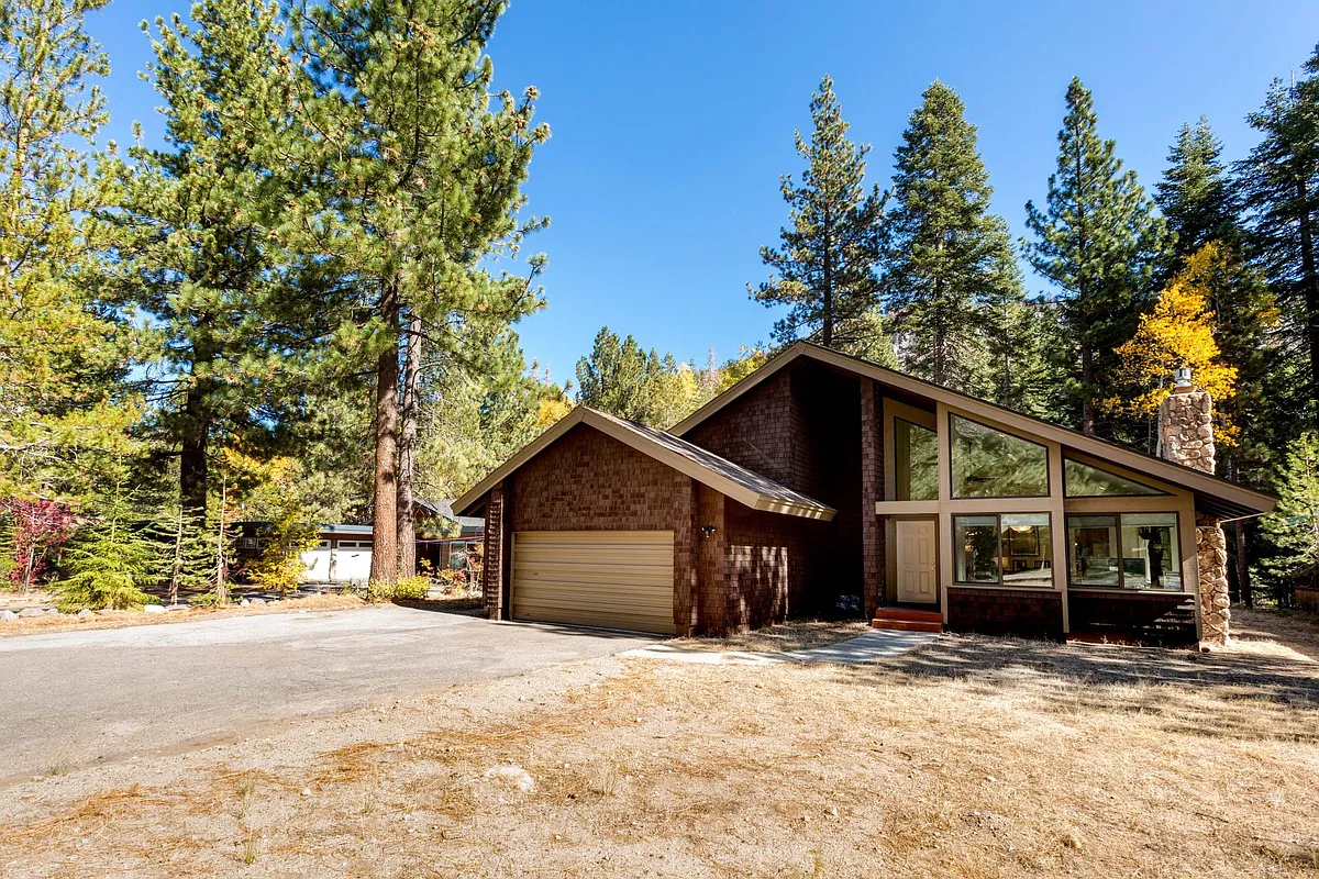 Spacious Riverfront - 3383 Beaver Brae