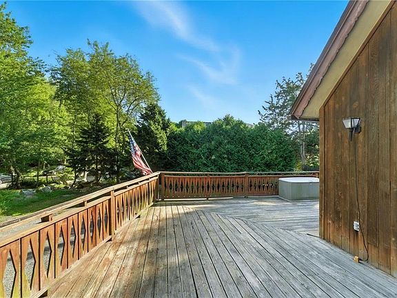 4th image of 130 S Niantic Dr