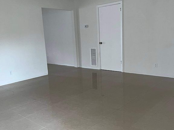 Living room: porcelain floors and ceiling fan