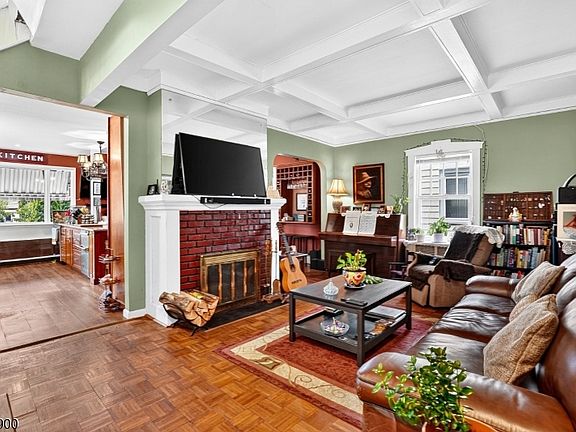 4th image of 90 7Th St