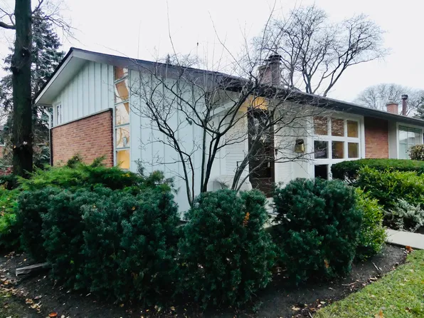 300 Crestwood Vlg, Northfield, IL 60093