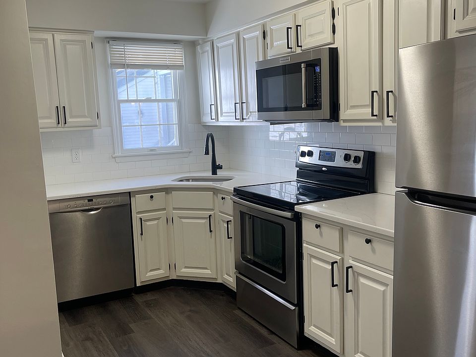Kitchen with quartz countertop