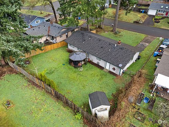 2nd image of 909 Oakcrest Drive SE