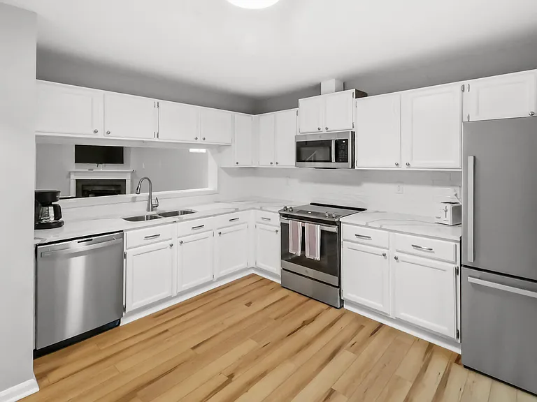 319 Wildberry Ln — Photo 6