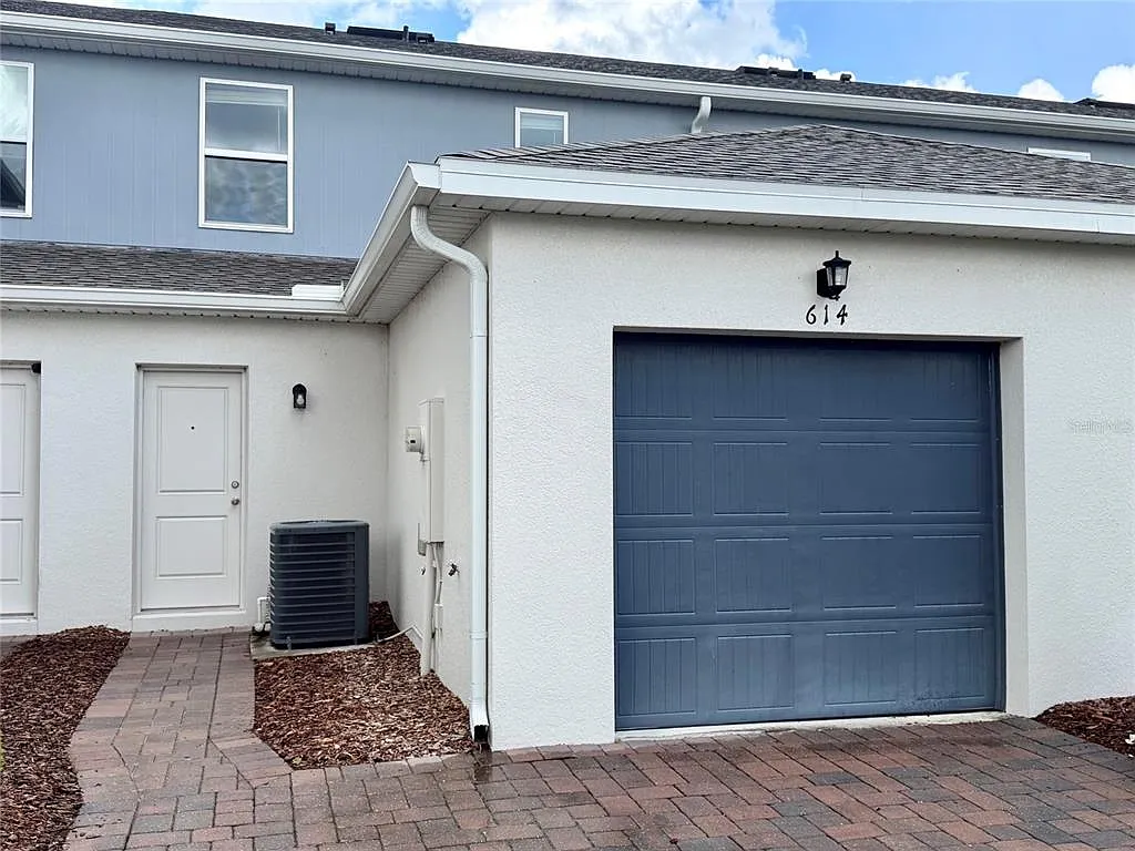 2 bed, 2.5 bath, 1296 sqft, $1,995 — Photo 3