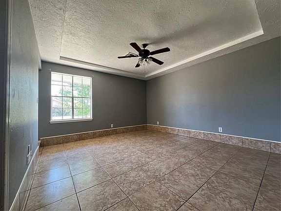 5th image of 917 Newport Ave