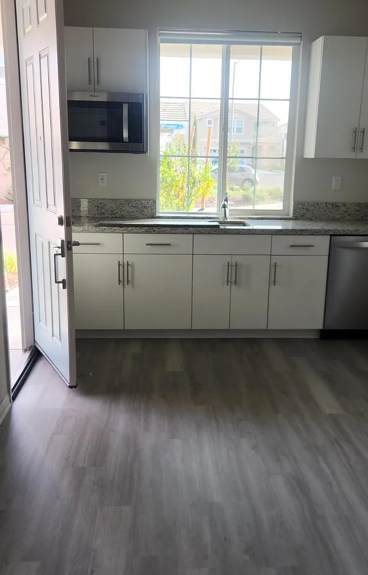 Studio, 700 sqft, $1,100 — Photo 4