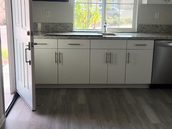 4th image of 705 Carnation Ln
