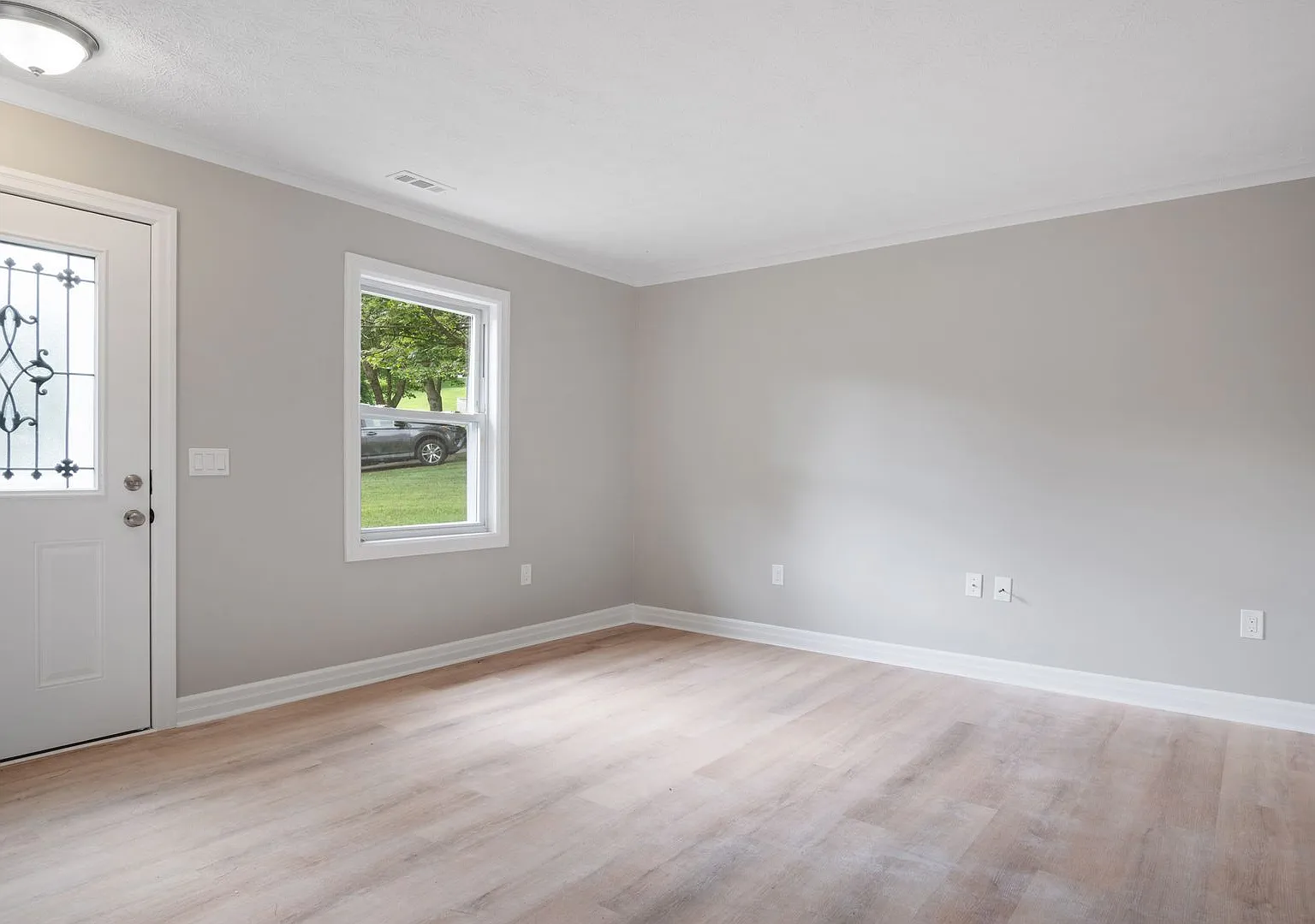 3 bed/ 2 1/2 bath pet friendly fenced yard — Photo 3