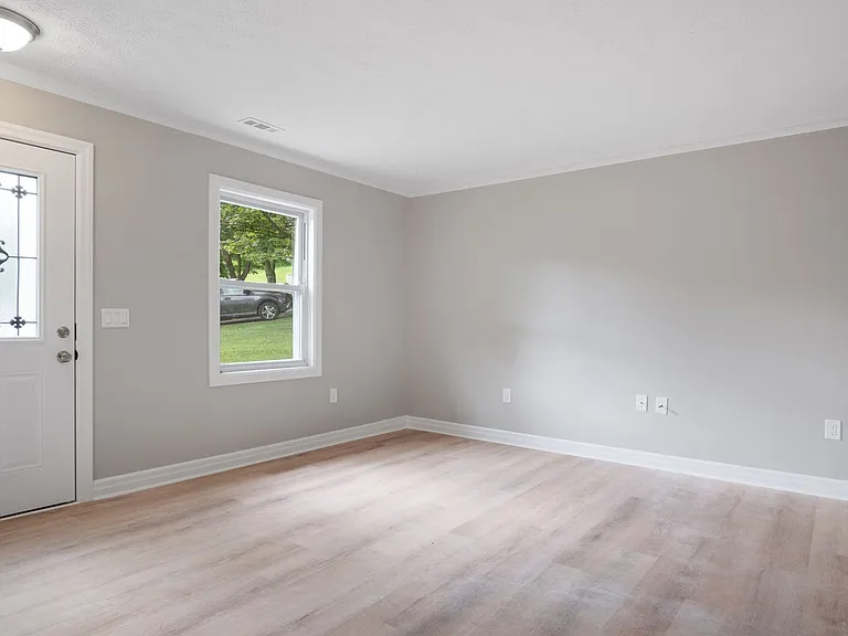 385 Warren St — Photo 3
