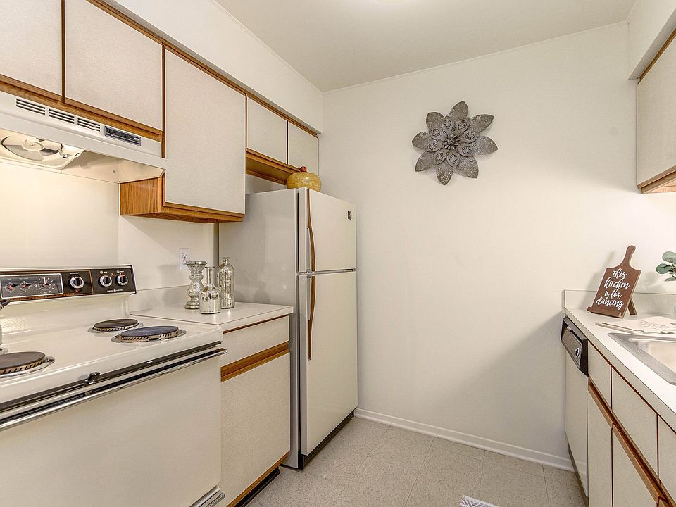 Eastwood Village Apartments 24382 Eastwood Village Ct Clinton