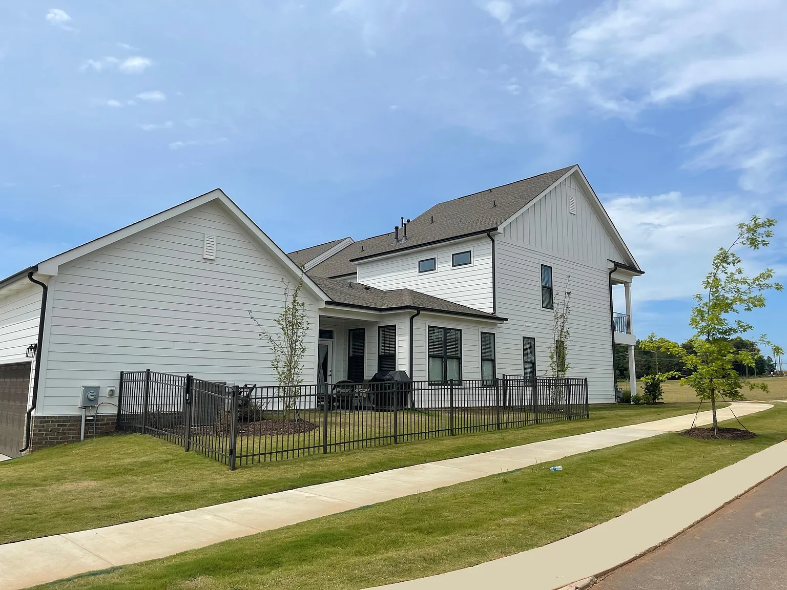 3 bed, 2.5 bath, 1955 sqft, $2,600 — Photo 2