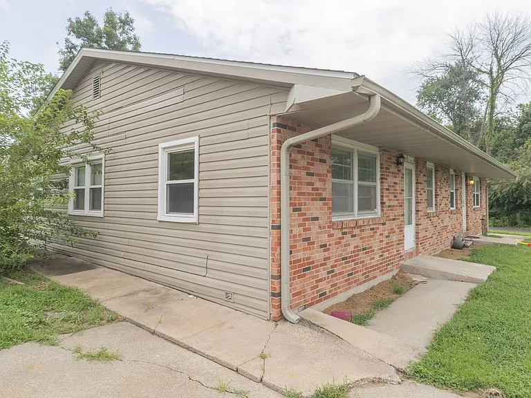 3711 Weymeyer Dr — Photo 3