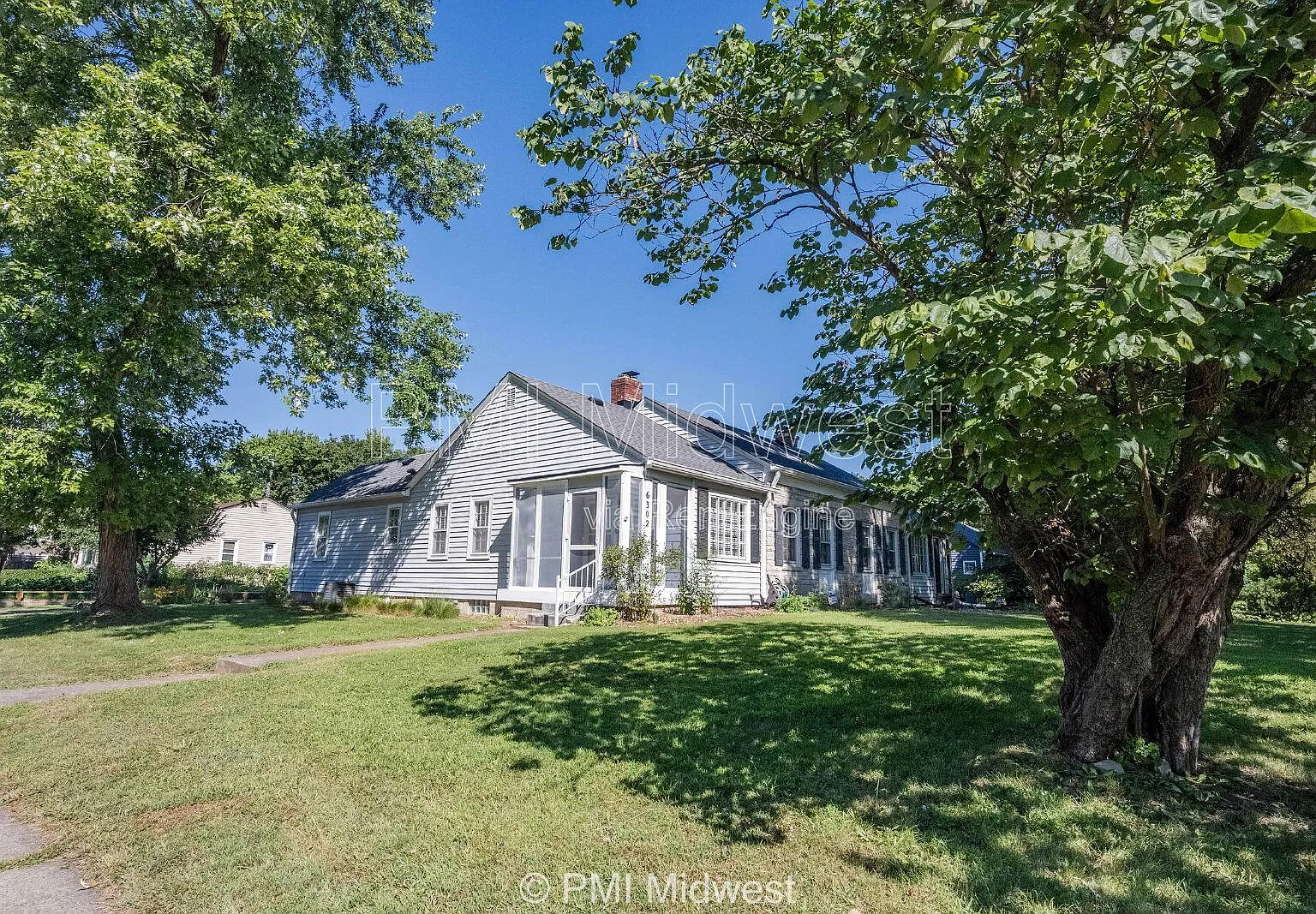 2 bed, 1.0 bath, 1044 sqft, $1,749 — Photo 2