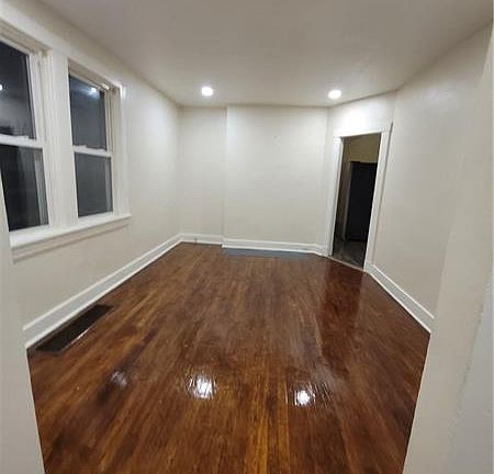 4th image of 3568 Beechwood Blvd