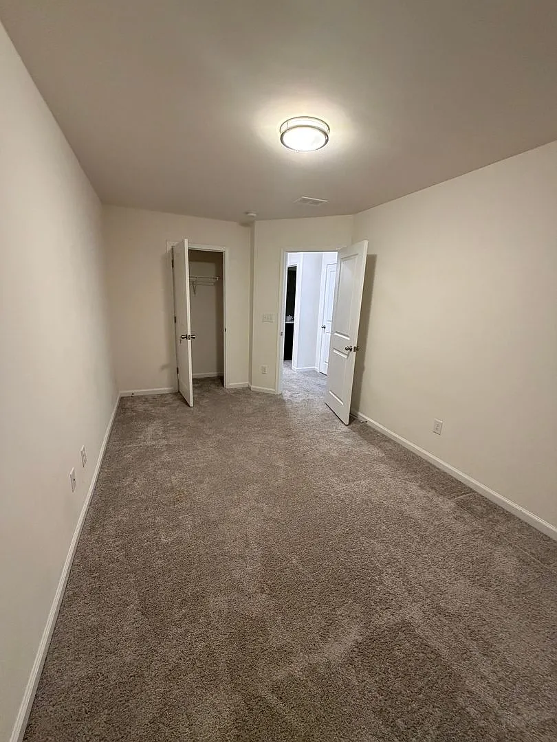 Building Photo - 419 Trotters Ln