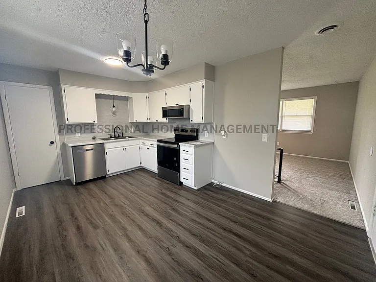 430 N Reno Ave — Photo 2