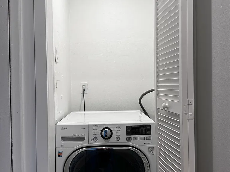 Washer/Dryer in one center